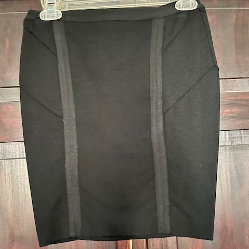 Lightly used fitted skirt Elizabeth & James size 2